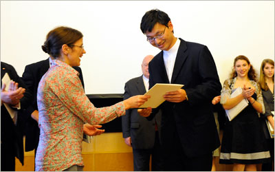 Prof. Dr. Annette Kehnel (Ekkehard-Stiftung) mit Stipendiat Pei Shen
